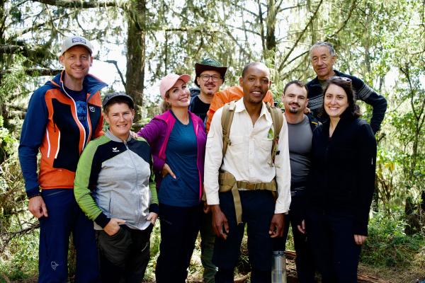 Bild 1 von 2: Zusammen auf den Kilimandscharo: Sechs Schweizerinnen und Schweizer wagen das Abenteuer.