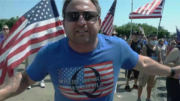 Bild 1 von 3: Ob Q oder Z: Einst harmlose Zeichen werden zu Propagandawaffen, stehen oft für Hass und Gewalt. \