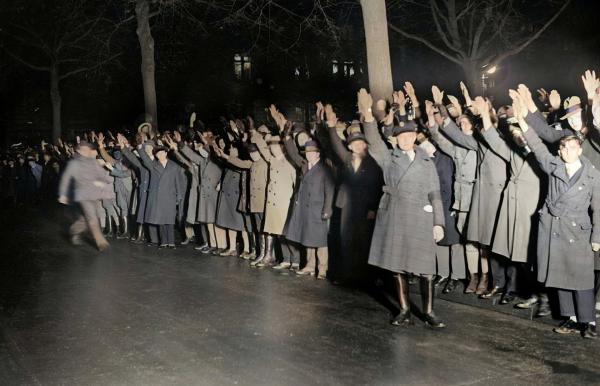 Bild 1 von 4: Immer mehr von der Demokratie enttäuschte Deutsche setzen auf Hitlers Nationalsozialisten oder auf die Kommunisten unter ihrem Anführer Ernst Thälmann.
