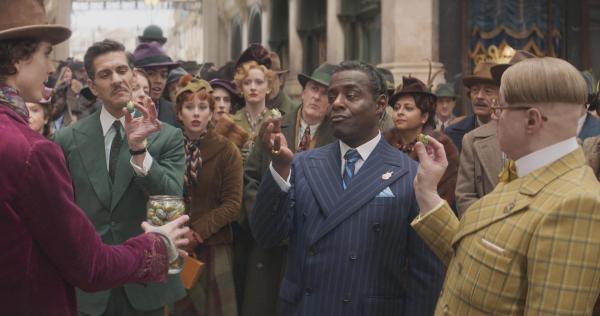 Bild 1 von 24: Im Bild: Timothée Chalamet (Willy Wonka), Mathew Baynton (Felix Fickelgruber), Paterson Joseph (Arthur Slugworth), Matt Lucas (Gerald Prodnose).