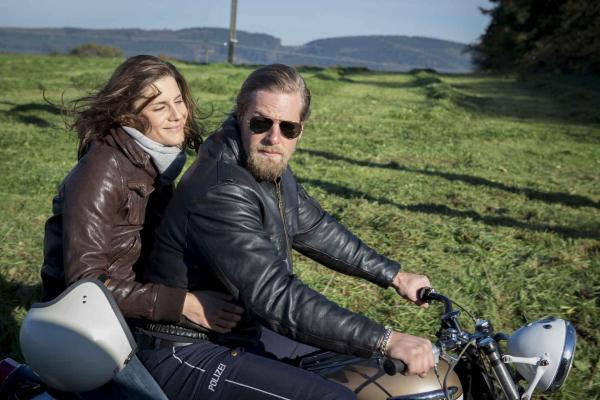 Bild 1 von 27: (5. Staffel) - Die schöne Motorradfahrerin Astrid (Christina Hecke) liefert Mick (Henning Baum, r.) den Grund, das Handtuch bei der Streifenpolizei zu werfen ...