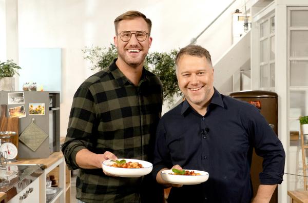 Bild 1 von 1: Zu Gast: Anton Schmaus (re.), ein Ur-Bayer, der für moderne, weltoffene Küche mit bayerischen Wurzeln steht. Er kocht Pasta mit Sucuk. Der Karlsruher Spitzenkoch Sören Anders bekocht ihn traditionell - mit Zwiebelrostbraten. Dazu gibt es leckere, knusprige Bratkartoffeln. Als gemeinsames Rezept aus den Resten kreieren beide Köche eine \