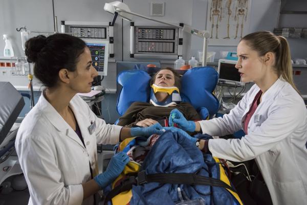 Bild 1 von 7: (v.l.n.r.)Dr. Leyla Sherbaz (Sanam Afrashteh); Eva Ludwig (Sarina Radomski); Julia Berger (Mirka Pigulla)