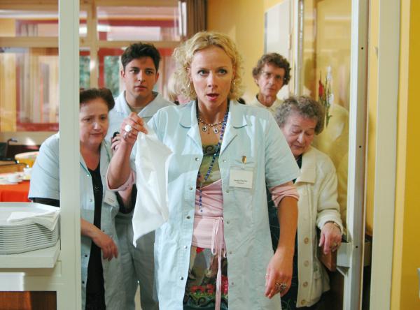 Bild 1 von 12: Jessie (Katja Riemann, Mitte) versucht zusammen mit Schwester Illona (Ina Holst, links) und dem Zivildienstleistenden Philip (Toni Snétberger) einen aufsässigen Senioren zu beruhigen.