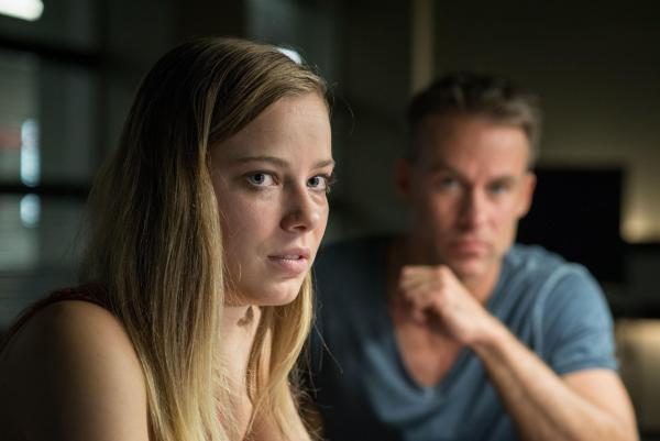 Bild 1 von 6: Nadine Hiermann (Saskia Rosendahl, l.); Jan Maybach (Marco Girnth, r.)