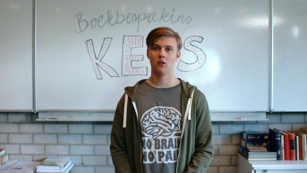 Bild 1 von 5: Kees (Ole Kroes) macht eine Buchvorstellung vor seiner Klasse.