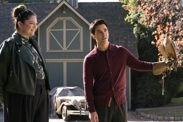 Bild 1 von 4: Deborahs Agenten Kayla (Meghan Stalter) und Jimmy (Paul W. Downs) zeigen auch an Weihnachten unermüdlichen Einsatz für ihre Klientin und verlassen dafür ihre Komfortzone.