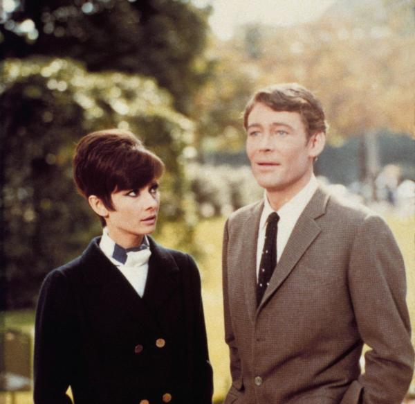 Bild 1 von 7: Um den Ruf ihres Papas zu retten, engagiert Nicole (Audrey Hepburn, l.) den Meisterdieb Simon Demott (Peter O'Toole, r.), der ein gefälschtes Kunststück der Familie klauen soll, bevor der Betrug auffliegt ...