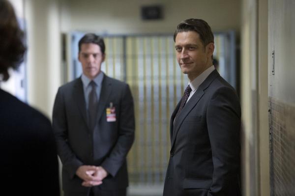 Bild 1 von 33: Warden Miles Tate (Robert Gant, r.) ruft Hotch (Thomas Gibson, l.) und sein Team nach Texas, nachdem zwei Wachen eines privatisierten Hochsicherheitsgefängnisses ermordet wurden ...