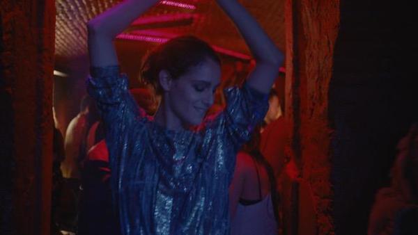 Bild 1 von 4: Ihre Entlassung aus der Oper wirft Zoé (Ariane Labed) aus der Bahn. Sie treibt sich in immer mehr Clubs herum und droht, sich langsam zu verlieren.