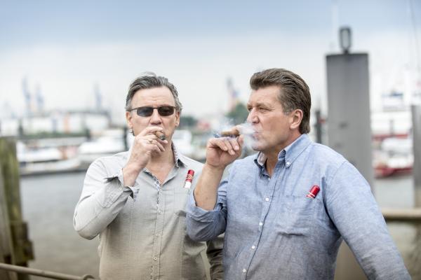 Bild 1 von 4: Haller (Hannes Hellmann, l.) und Hans (Bruno F. Apitz, r.) genießen einen ganz besonderen Augenblick.