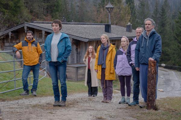 Bild 1 von 15: Endlich sind die Hausbesetzer weg. Nur Juliane ist sich nicht sicher, ob sie das gut finden soll. Von links: Harry (Marcel Mohab), Juliane (Julia Koschitz), Ines (Brigitte Hobmeier), Sanne (Katrin Wichmann), Paula (Friederike Kempter), Pascal (Maximilian Brückner) und Edwin (Felix Hellmann)