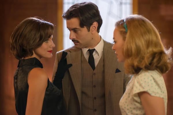 Bild 1 von 6: (v.l.n.r.) Bárbara de Senillosa (Amaia Salamanca); Mateo Ruiz (Javier Rey); Clara Montesinos (Marta Hazas)