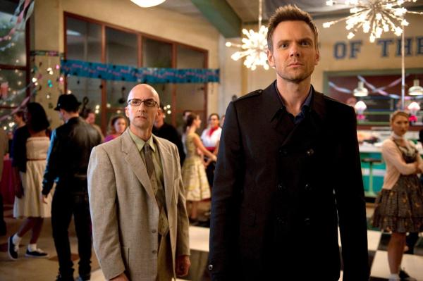 Bild 1 von 11: Dean Pelton (Jim Rash, l.); Jeff Winger (Joel McHale, r.)