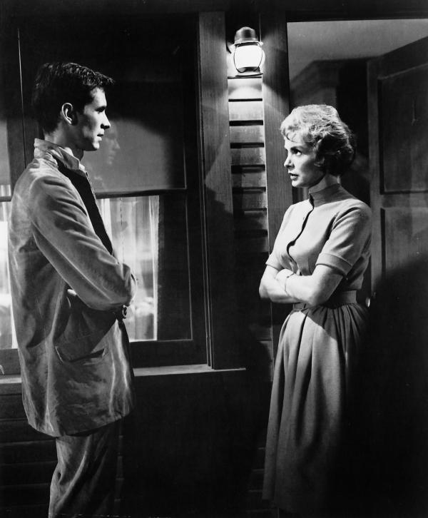 Bild 1 von 9: Mitten in der Nacht macht Marion Crane (Janet Leigh, r.) völlig erschöpft Rast an einem Motel. Norman Bates (Anthony Perkins, l.) vermietet hier die Zimmer und lädt Marion, die an diesem Abend der einzige Gast ist, zum Essen ein.