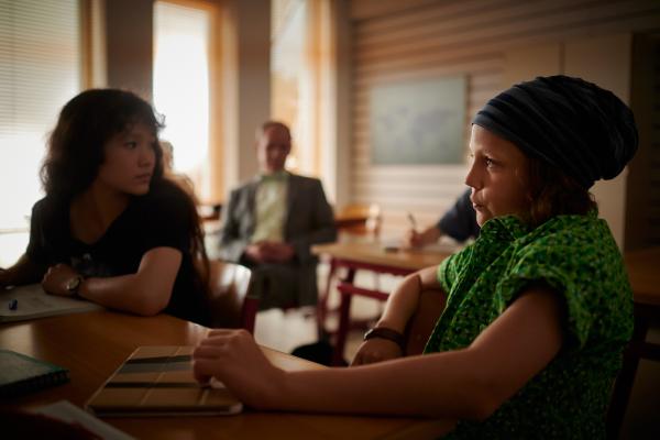 Bild 1 von 6: Joyce (Matilda Willigalla, r., mit Clara Jaschob) ist von Herrn Zechs Unterricht gelangweilt.
© mdr/Saxonia Media/Felix Abraham - Honorarfreie Verwendung gemäß AGB im redaktionellen Zusammenhang mit genannter Sendung bei Nennung \