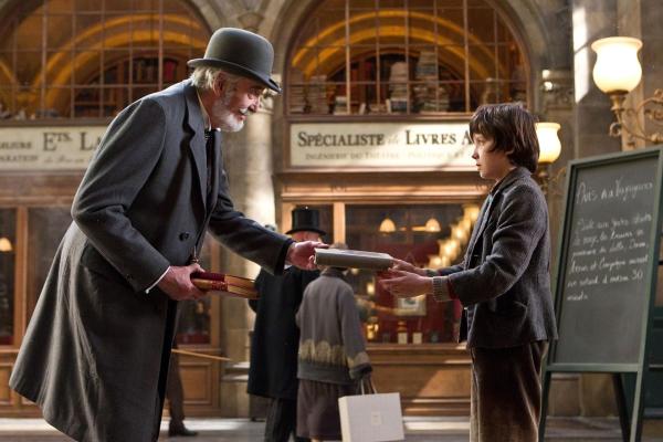 Bild 1 von 18: Wer hätte das gedacht, aber kaum hat Monsieur Labisse (Christopher Lee, l.) den kleinen Hugo (Asa Butterfield, r.) ein wenig kennen gelernt, da erkennt er auch schon, dass der Junge viel mehr als nur ein Dieb ist ...