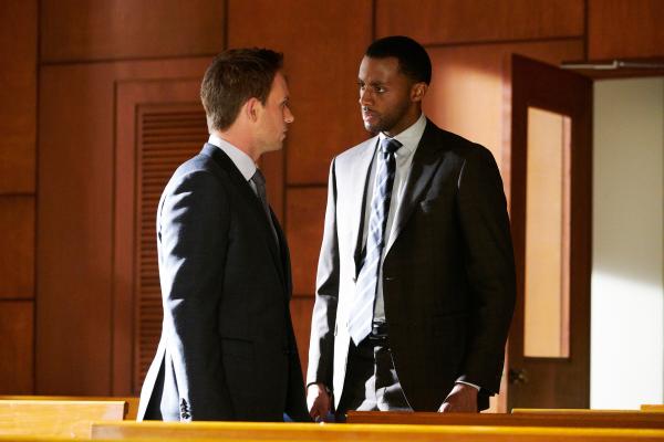 Bild 1 von 2: Vor Gericht gerät Mike (Patrick J. Adams) mit dem Anwalt Oliver Grady (Jaordan Johnson-Hinds) aneinander. Mike nimmt die Herausforderung an und will sich als ebenbürtiger Anwalt beweisen.