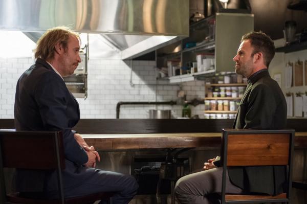 Bild 1 von 15: Mycroft Holmes (Rhys Ifans, l.) benötigt die Hilfe seines Bruders Sherlock (Jonny Lee Miller, r.), um einen Fall zu lösen ...