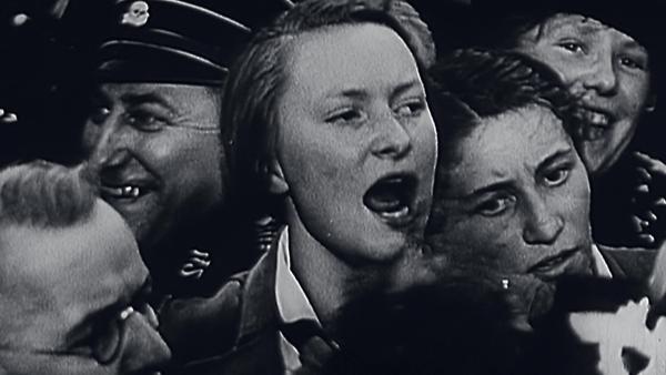 Bild 1 von 2: Die Tage der Weimarer Republik sind gezählt. In der jubelnden Menge steht die 15-jährige Melitta Maschmann.