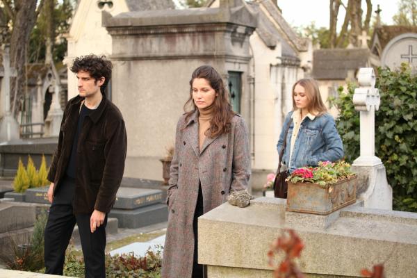 Bild 1 von 11: Trauern an Pauls Grab: Abel (Louis Garrel), Marianne (Laetitia Casta, Mitte) und Ève (Lily-Rose Depp).