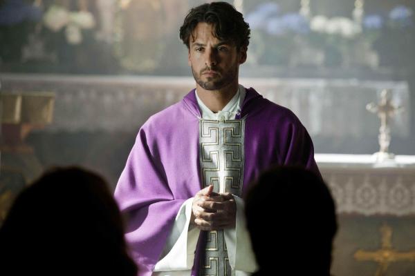 Bild 1 von 19: Hat Panik davor, eine Messe zu lesen: Eines Tages muss der aus Ecuador stammende Online-Priester Gabriel (Stephan Luca) eine richtige Gemeinde übernehmen. Doch schon das Beichteabnehmen gerät zum Fiasko ...