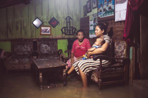 Bild 1 von 3: Noch vor wenigen Jahren lebten fast 150 Familien in dem nordjavanischen Dorf. Seit der Ozean immer höher in die Häuser dringt, ist ein Drittel der Bevölkerung weggezogen.