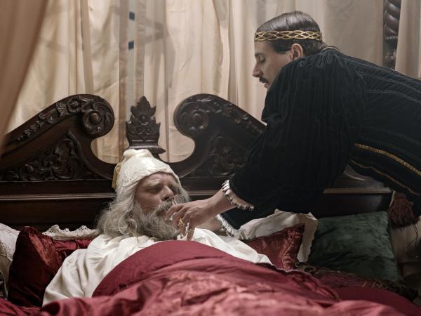 Bild 1 von 6: Fileas (Christian Tafdrup, rechts) gibt seinem Vater, König Gobbe (Lars Knutzon), ein giftiges Getränk.