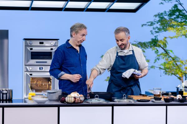 Bild 1 von 1: Moderator Jan Böhmermann (r.) gemeinsam mit seinem Gast, dem Sänger und Podcast-Kollegen Olli Schulz (l.), in der Küche von \
