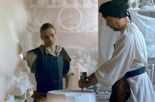 Bild 1 von 8: Donatello (re.) in seinem Atelier: Er besaß eine organisierte Werkstatt mit Assistenten und Schülern. (Spielszene)