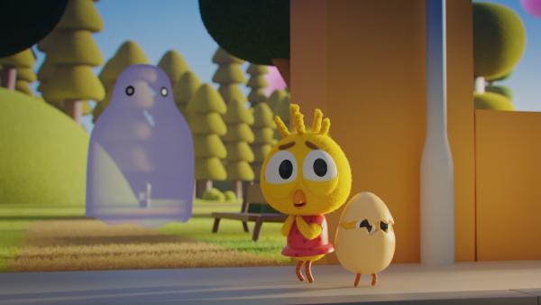 Bild 1 von 2: Auf dem Weg zum Eisstand begegnen Karla (Mitte) und ihr kleiner Bruder Louis (rechts) einem unheimlichen Gespenst (links), das ihnen ganz schön Angst einjagt.
© ZDF/2023 DR, Sparre Production, GODO Films - Honorarfreie Verwendung gemäß AGB im engen inhaltlichen redaktionellen Zusammenhang mit genannter Sendung bei Nennung \