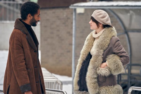 Bild 1 von 4: In Schweden trifft Marianne (Daisy Edgar-Jones) auf Lukas (Lancelot Ncube). Die beiden gehen eine Beziehung ein, die jedoch nach und nach einen ganz düsteren Pfad einschlägt.