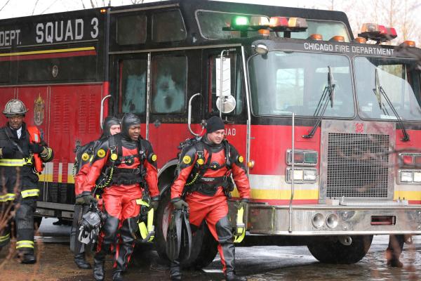 Bild 1 von 4: Eamonn Walker as Chief Wallace Boden, Randy Flagler as Capp, Edwin Hodge as Rick Newhouse, Taylor Kinney as Kelly Severide -- (Photo by: Elizabeth Morris/NBC)