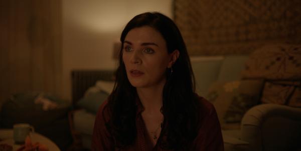 Bild 1 von 3: Als Lynn (Aisling Bea) abends fernsieht, wird ihr eine schockierende Wahrheit bewusst.