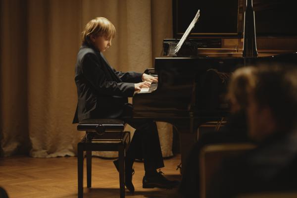 Bild 1 von 4: Ferdinand (Phileas Heyblom) spielt beim Musikwettbewerb konzentriert Klavier.