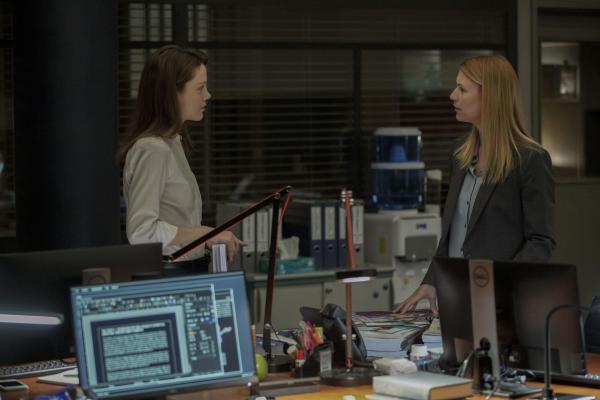 Bild 1 von 10: Jenna Bragg (Andrea Deck, l.); Carrie Mathison (Claire Danes, r.)