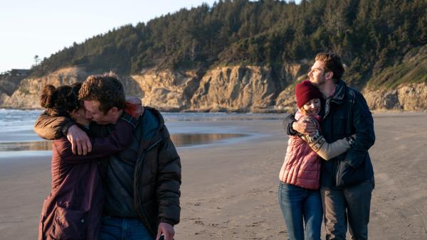 Bild 1 von 15: Die Pärchen Charlie und Michelle (Dan Stevens, Alison Brie, r.) sowie Josh und Mina (Jeremy Allen White, Sheila Vand) erkunden den Strand unterhalb ihres Wochenendhauses.