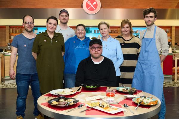Bild 1 von 14: Von links: Kandidaten Philipp Hahn, Yvonne Hölzel, Niklas Betken, Laura Krafft, Juror Max Strohe, Moderatorin Cornelia Poletto, Kandidaten Aniko Reusche und Felix Schwotzer