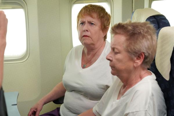 Bild 1 von 8: Bonnie Kelly (Lynne Marie Stewart, l.); Mrs. Mac (Sandy Martin, r.)