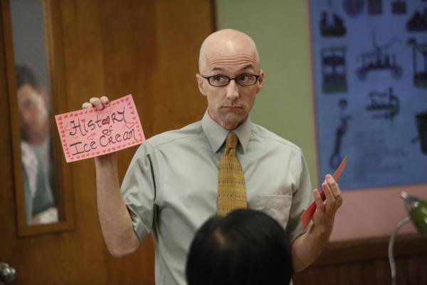 Bild 1 von 21: Professor Dean Pelton (Jim Rash) wendet ganz eigene Lehrmethoden an, um seine Studenten optimal zu fördern ...