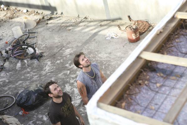 Bild 1 von 13: Charlie Kelly (Charlie Day, l.); Mac (Rob McElhenney, r.)