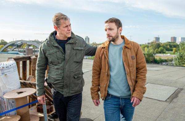 Bild 1 von 7: Im Bild: Finn (Sven Martinek, l.) steht Gregor (Jonas Minthe, r.) bei.