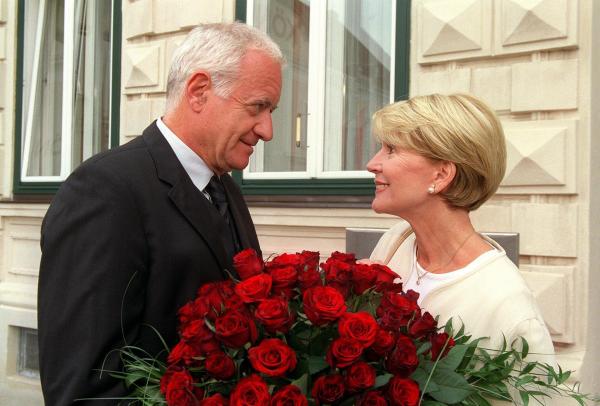 Bild 1 von 8: Im Bild: Arthur beruhigt sein schlechtes Gewissen (v.li.: Peter Bongartz, Christiane Hörbiger).