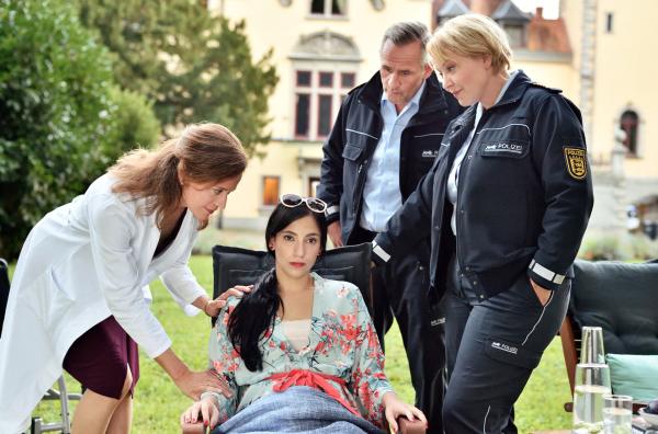 Bild 1 von 1: Nele (Floriane Daniel, rechts) und Paul Schott (Tim Wilde, 2. von rechts) liefern Nana von Lohe (Zeynep Bozbay, 2. von links) in der Schönheitsklinik ihrer Schwester Benita von Lohe (Regula Grauwiller) ab.