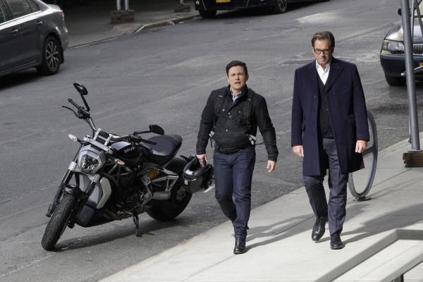 Bild 1 von 19: Als Troy Dickerson wie in Trance seinen Vater erschlägt, ist für Bull (Michael Weatherly, r.) im Gegensatz zu Benny (Freddy Rodriguez, l.) ziemlich schnell klar, dass jemand Troy hypnotisiert und auf einen Trigger konditioniert haben muss, der ihn zum Morden brachte ...