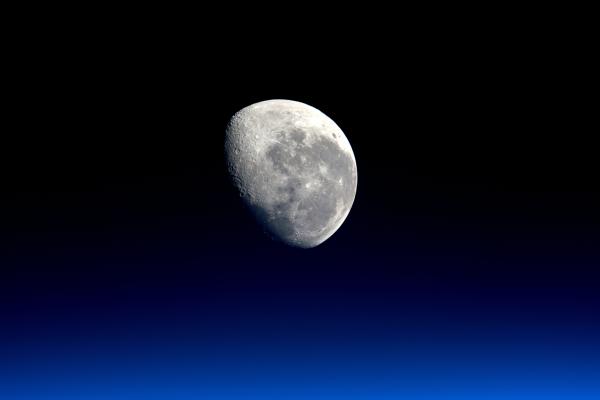 Bild 1 von 5: Der Mond im Teleobjektiv.