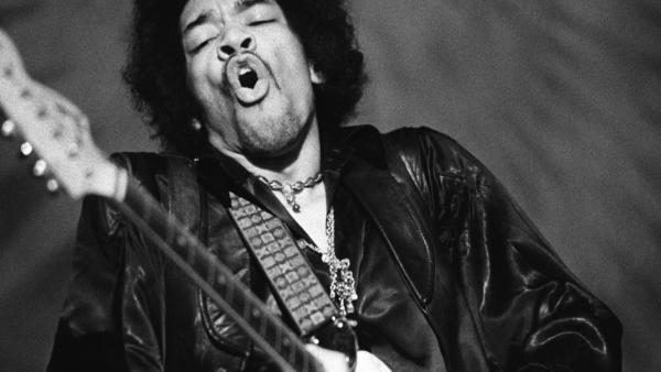 Bild 1 von 3: Die letzten Tage einer Rock-Ikone: Noch zwei Tage vor seinem Tod steht Jimi Hendrix auf der Bühne. 1970 stirbt er im Alter von 27 Jahren unter tragischen Umständen.