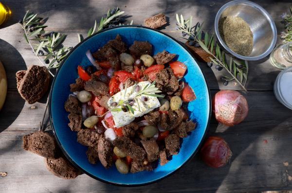 Bild 1 von 4: Er gehört zur DNA der griechischen Küche: frischer Salat mit Feta. Dazu Dakos-Zwieback aus glutenfreiem Karobmehl
