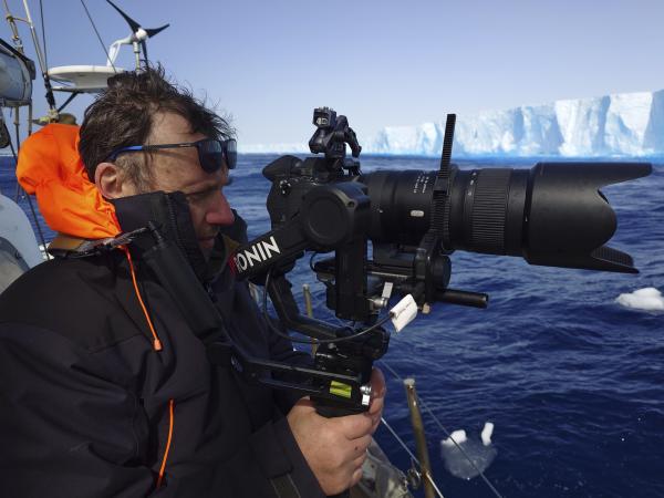 Bild 1 von 8: Regisseur Jérôme Bouvier filmt von Bord der Kotick aus die Expedition zum Eisberg A23A