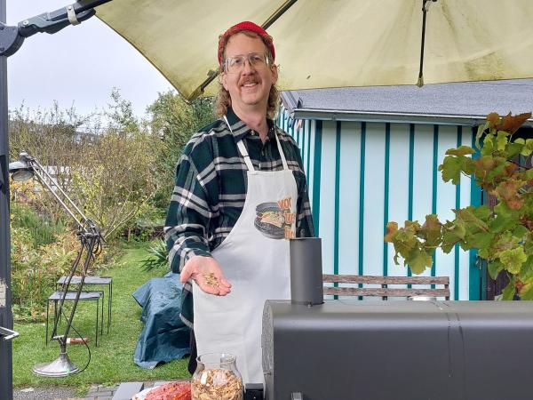 Bild 1 von 13: Uke Bosse bei der Vorstellung der verschiedenen Grilltypen im Schrebergarten, in der Rolle des \